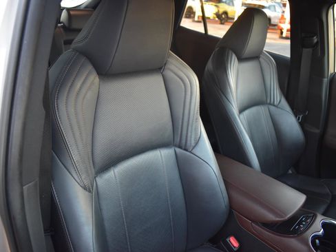 Used 2021 Toyota Venza Limited image 54