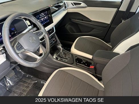Used 2025 Volkswagen Taos SE w/ Panoramic Sunroof Package FWD image 11