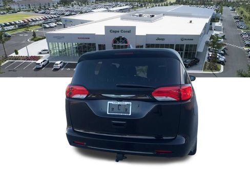 Certified 2017 Chrysler Pacifica Touring w/ Tire & Wheel Group FWD image 24