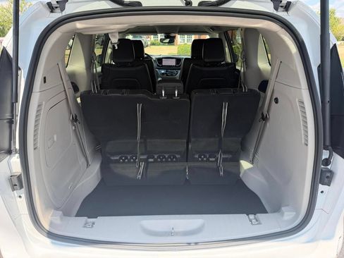 Used 2024 Chrysler Pacifica Limited FWD image 9