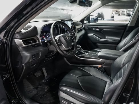 Used 2022 Toyota Highlander XLE FWD image 18