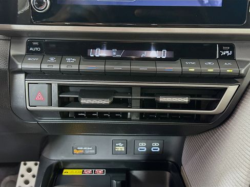 Used 2025 Toyota Camry SE w/ Convenience Package image 23