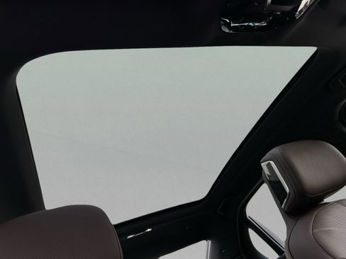 Used 2025 BMW 750e xDrive w/ Executive Package image 33