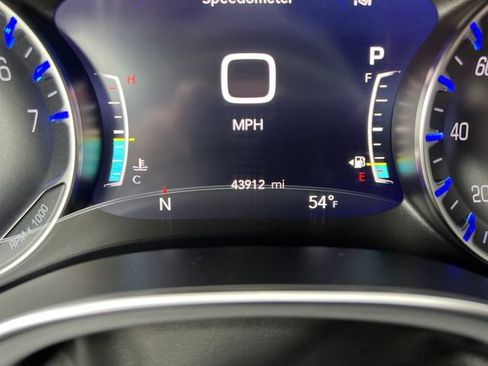 Used 2025 Chrysler Pacifica Limited image 23