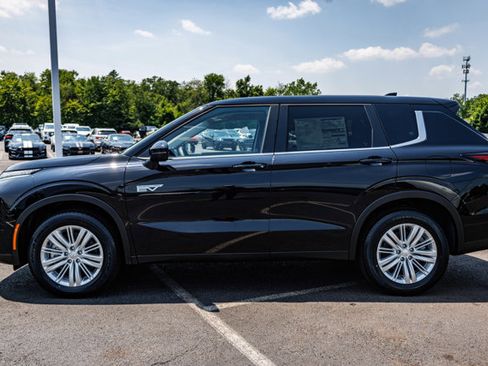 New 2025 Mitsubishi Outlander ES image 8