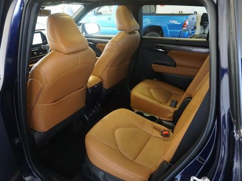 Used 2024 Toyota Highlander Platinum image 25