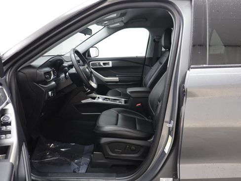 Used 2022 Ford Explorer XLT w/ Equipment Group 202A image 5