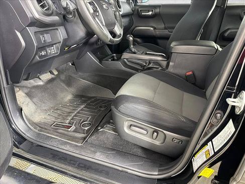 Used 2021 Toyota Tacoma TRD Off-Road w/ Technology Package AWD/4WD image 9
