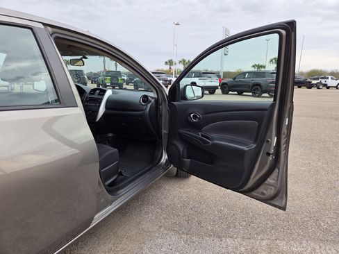 Used 2017 Nissan Versa SV image 17