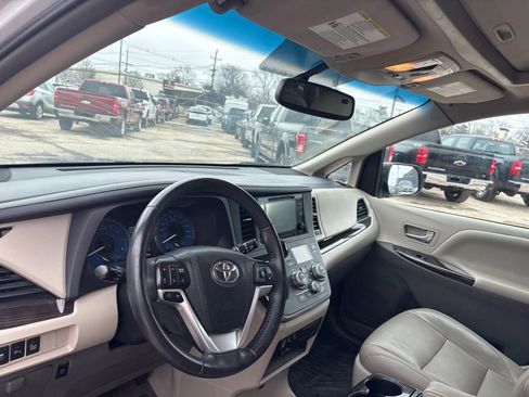 Used 2017 Toyota Sienna XLE w/ XLE Navigation Package image 10