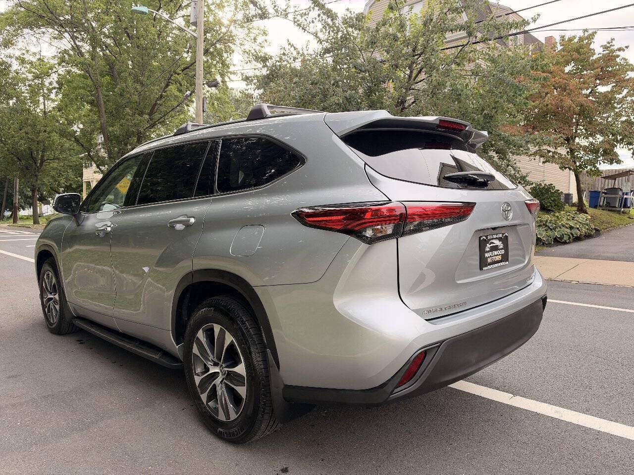 Used 2021 Toyota Highlander XLE AWD/4WD image 6