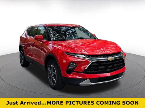 Used 2025 Chevrolet Blazer LT FWD image 1