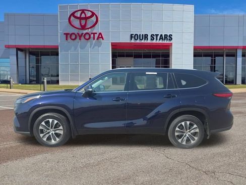 Used 2022 Toyota Highlander XLE AWD/4WD image 1