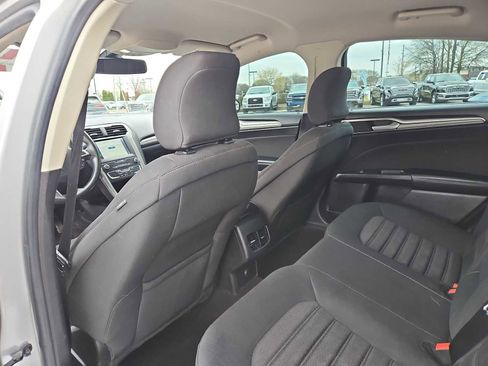 Used 2019 Ford Fusion SE FWD image 18