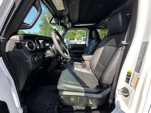 Used 2025 Jeep Wrangler Unlimited Sahara AWD/4WD image 22