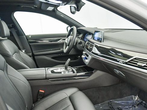 Certified 2022 BMW 740i w/ M Sport Package image 17