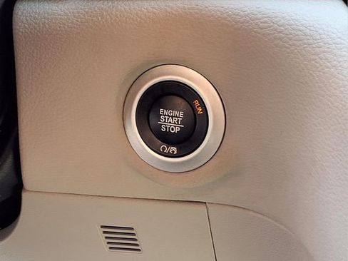 Used 2023 Chrysler Pacifica Touring-L image 11