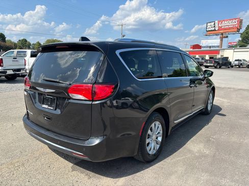 Used 2018 Chrysler Pacifica Touring-L FWD image 5