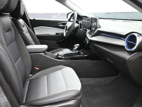 Used 2025 Chevrolet Trax LT FWD image 9