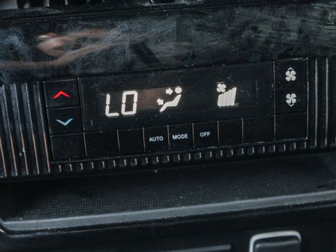 Used 2023 Jeep Wagoneer L Series II RWD image 28