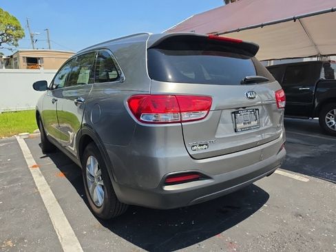 Used 2017 Kia Sorento FWD image 11