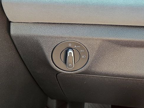 Used 2025 Volkswagen Jetta SE FWD image 23