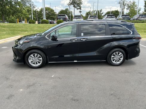 Used 2026 Toyota Sienna XLE FWD image 7