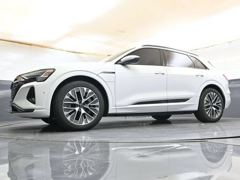 Used 2024 Audi Q8 e-tron Prestige AWD/4WD image 30