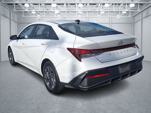 Used 2024 Hyundai Elantra SEL image 3