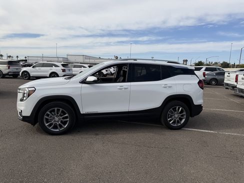 Used 2024 GMC Terrain SLT image 2