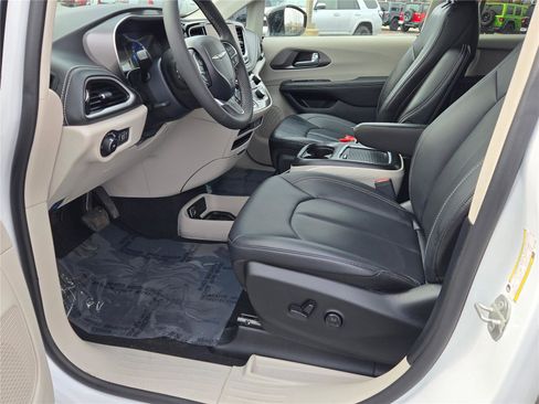 Certified 2024 Chrysler Pacifica Limited FWD image 27