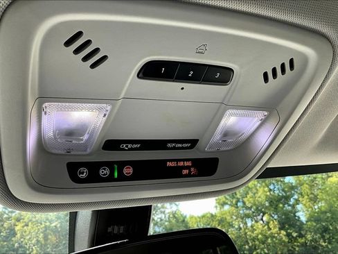 Used 2021 Chevrolet Traverse LT FWD image 17