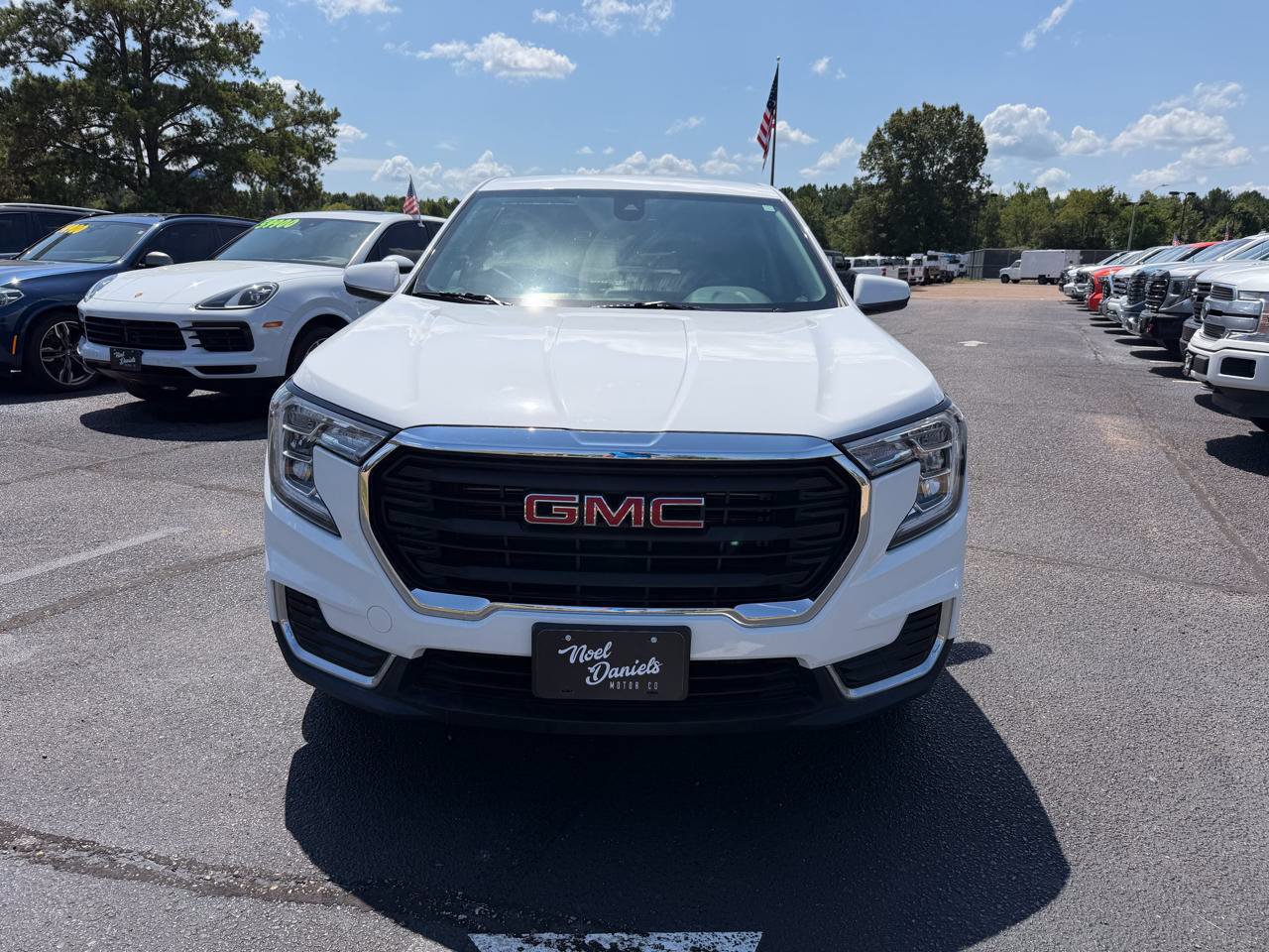 Used 2023 GMC Terrain SLE FWD image 2