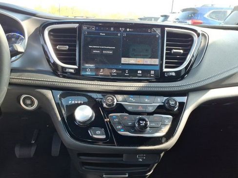 New 2026 Chrysler Pacifica Select image 7