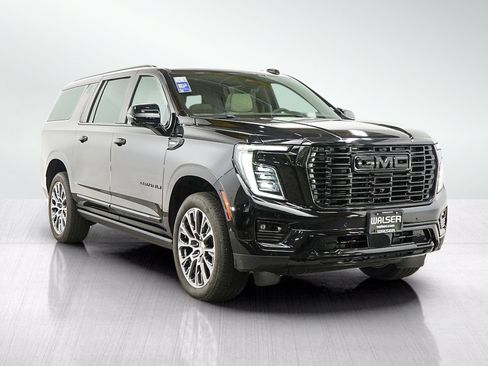 Used 2025 GMC Yukon XL Denali w/ Denali Reserve Package AWD/4WD image 7