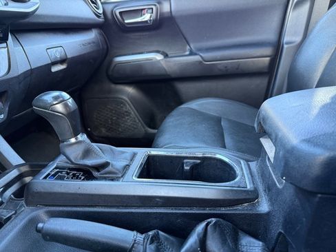 Used 2017 Toyota Tacoma TRD Off-Road image 29