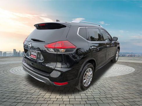 Used 2018 Nissan Rogue SV image 5