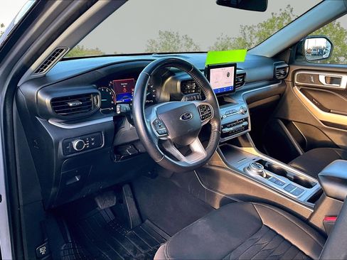 Used 2021 Ford Explorer XLT image 14