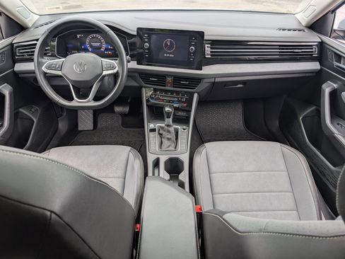 Used 2025 Volkswagen Jetta SE w/ Sunroof Package FWD image 23