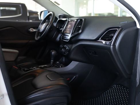 Used 2019 Jeep Cherokee Trailhawk w/ Cold Weather Group image 32