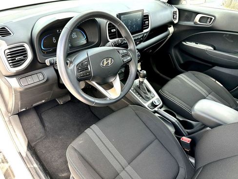 Used 2025 Hyundai Venue SEL image 15