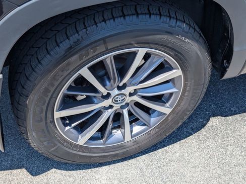 Used 2017 Toyota Highlander XLE AWD/4WD image 25