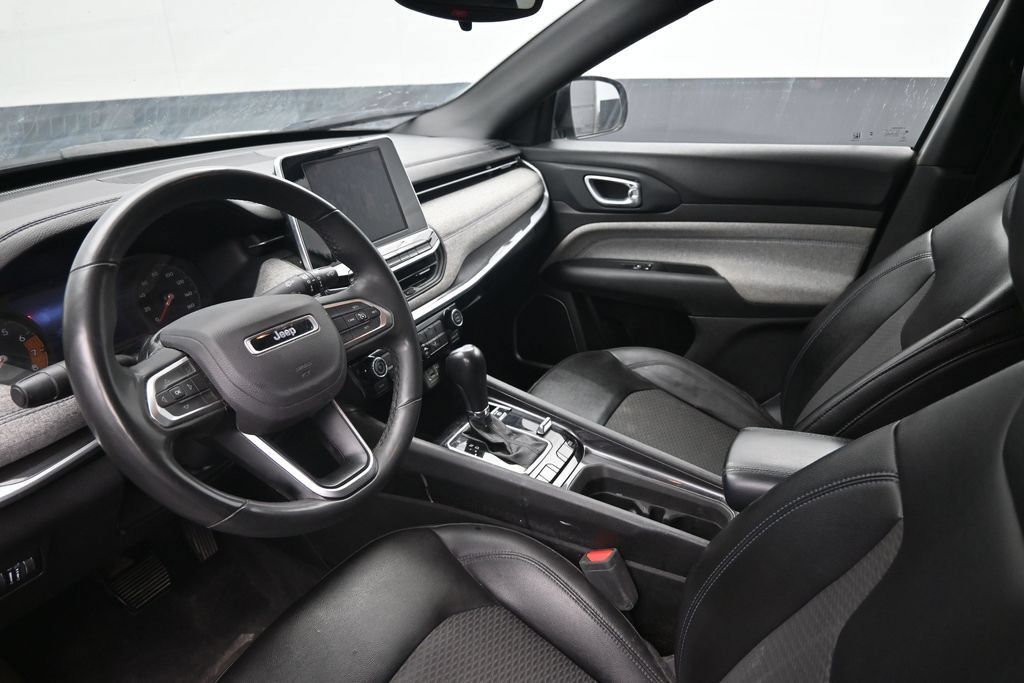 Used 2025 Jeep Compass Latitude AWD/4WD image 17
