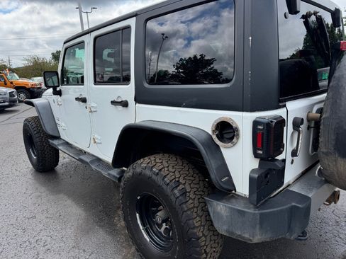 Used 2018 Jeep Wrangler Unlimited Sahara AWD/4WD image 10