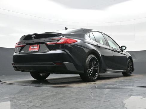 Used 2025 Toyota Camry SE image 30