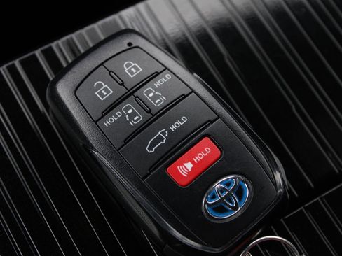 Used 2025 Toyota Sienna XLE Woodland Edition image 16