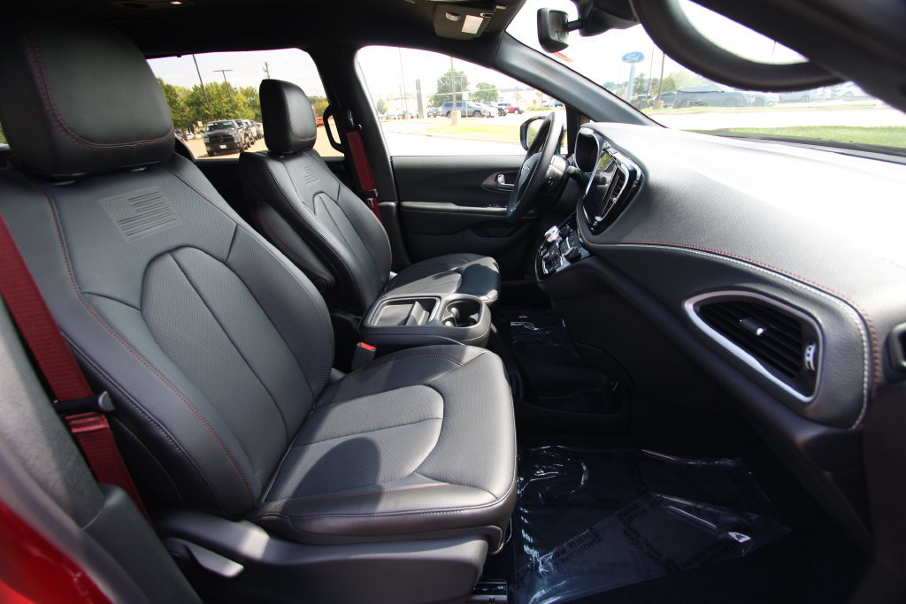 New 2027 Chrysler Pacifica Select AWD/4WD image 8
