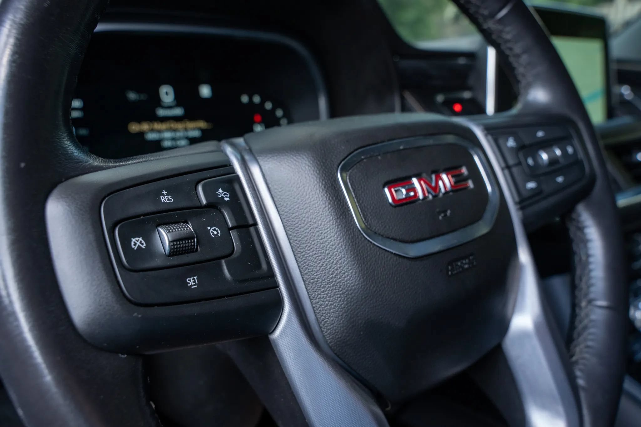 Used 2022 GMC Yukon XL SLT AWD/4WD image 25