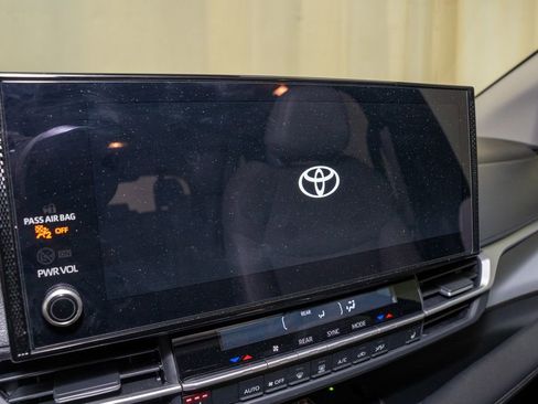 Used 2025 Toyota Sienna XLE image 13