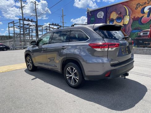Used 2018 Toyota Highlander LE FWD image 3
